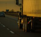 Dia do Caminhoneiro: sua empresa protege quem passa horas nas estradas?