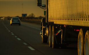 Dia do Caminhoneiro: sua empresa protege quem passa horas nas estradas?