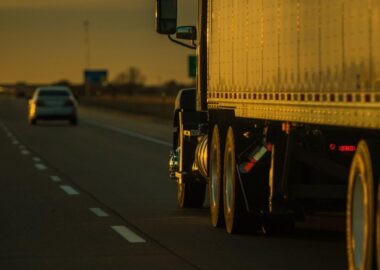 Dia do Caminhoneiro: sua empresa protege quem passa horas nas estradas?